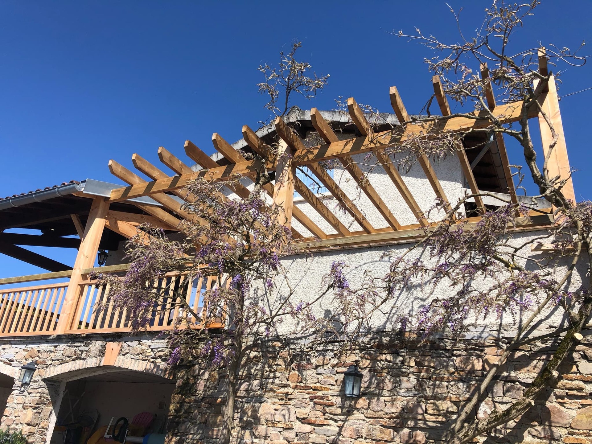 Pergola en bois avec un assemblage métallique invisible