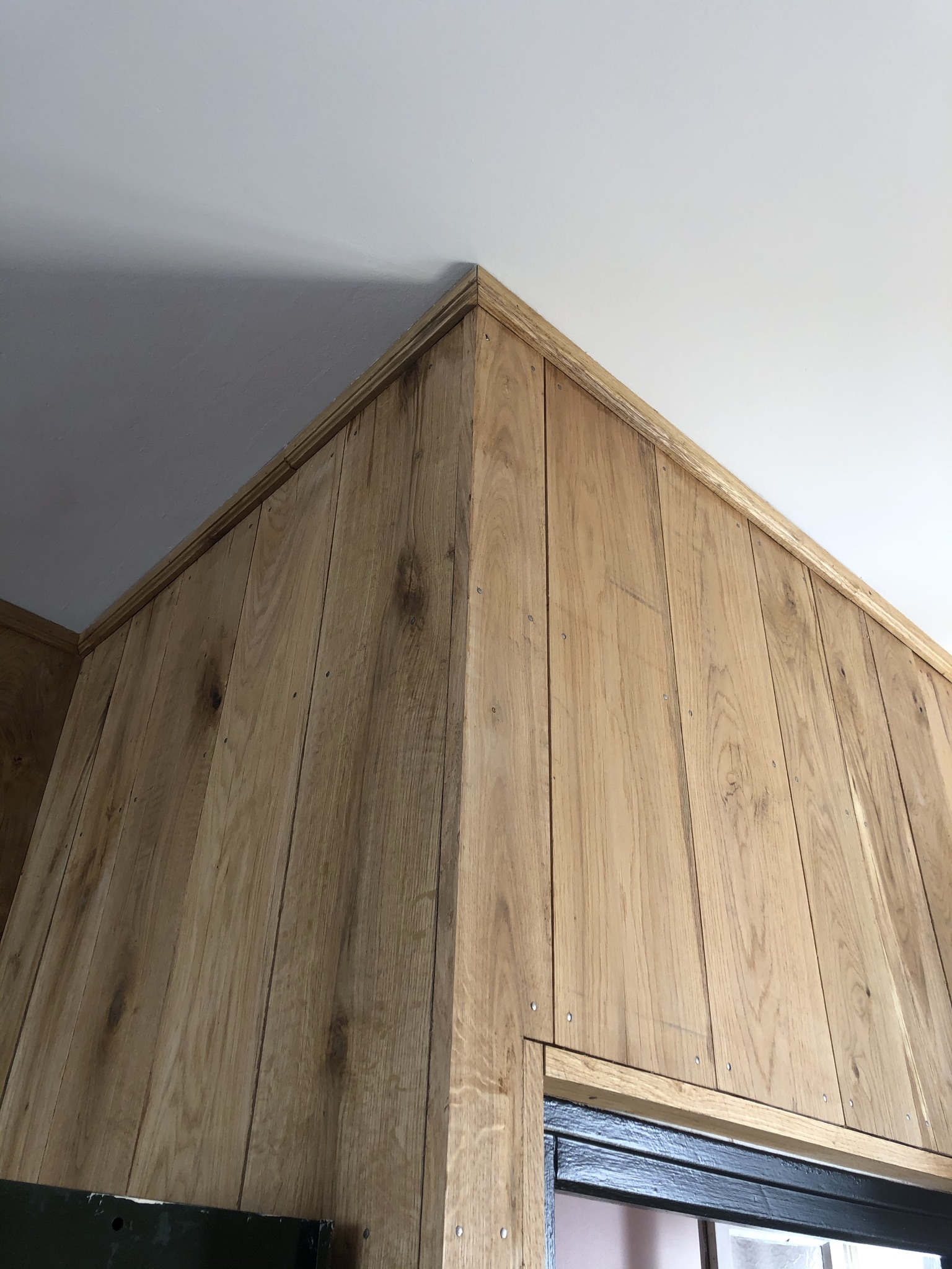 Aménagement intérieur en bois pour un caviste à Toulouse Aménagement intérieur en bois pour un caviste à Toulouse