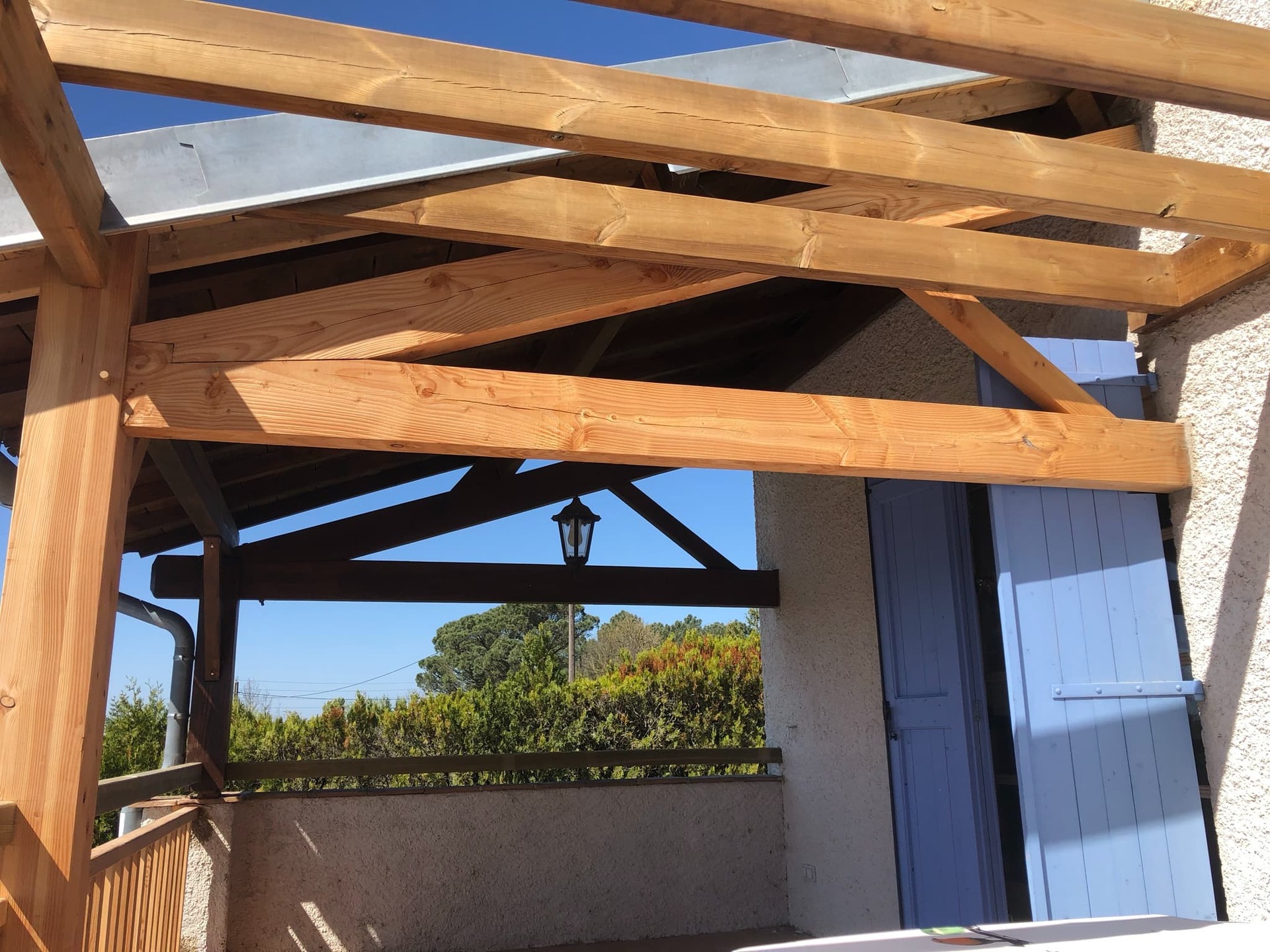 Pergola en bois avec un assemblage métallique invisible