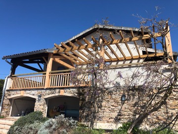 Pergola en bois avec un assemblage métallique invisible