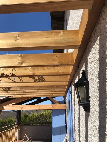 Pergola en bois avec un assemblage métallique invisible