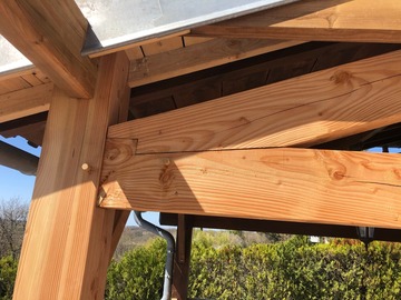 Pergola en bois avec un assemblage métallique invisible