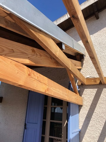 Pergola en bois avec un assemblage métallique invisible