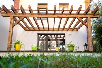 Pergola en bois avec un assemblage métallique invisible