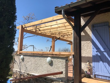 Pergola en bois avec un assemblage métallique invisible