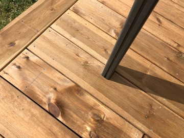 Terrasse en bois autour d'une piscine à Castres