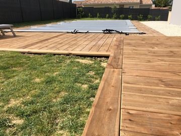 Terrasse en bois autour d'une piscine à Castres