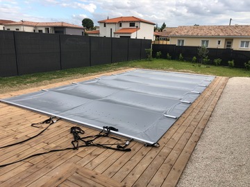 Terrasse en bois autour d'une piscine à Castres