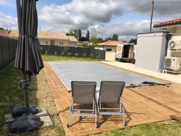 Terrasse en bois autour d'une piscine à Castres